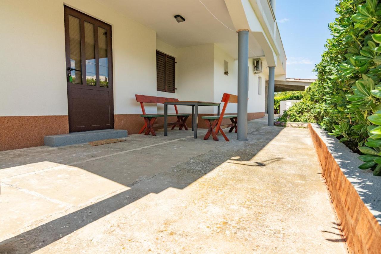 Apartment Dumicic 2 Mundanije Bagian luar foto